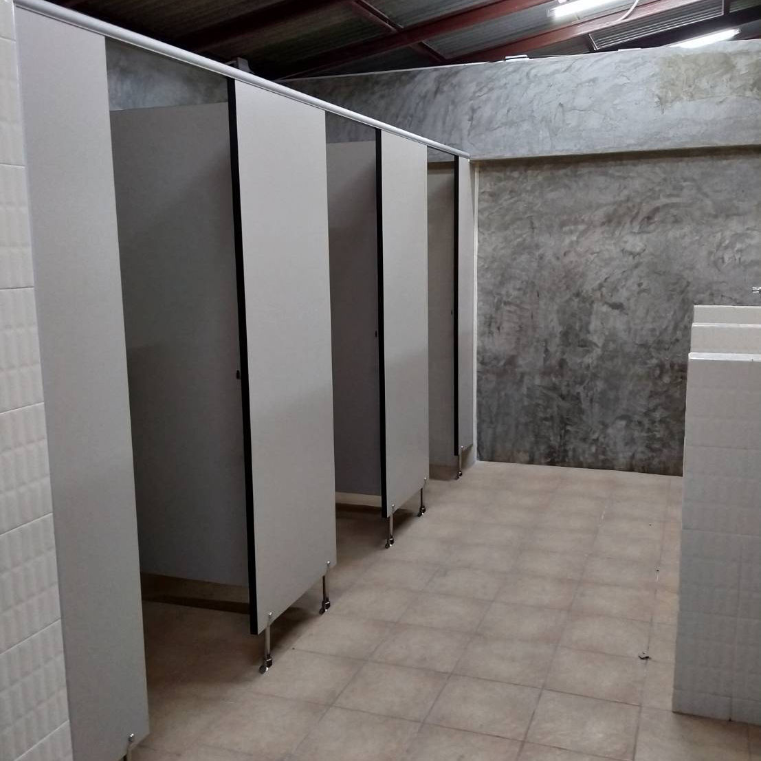 ผนังกั้นห้องน้ำสำเร็จรูปสีเบจความหนา 28 mm PB.04 คุณภาพดี เหมาะกับงานพาติชั่นกั้นห้องน้ำโดยเฉพาะเช่น ห้องน้ำโรงเรียน ห้องน้ำออฟฟิศ ห้องน้ำสาธารณะ